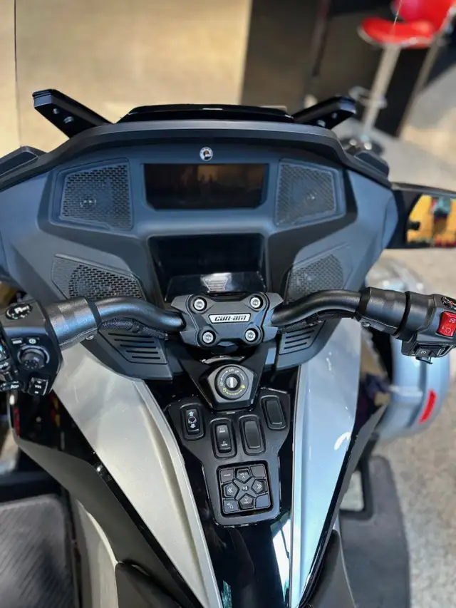 2023 Can-Am Spyder SE6 RT Hyper Silver in Street, Cruisers & Choppers in Ottawa - Image 4