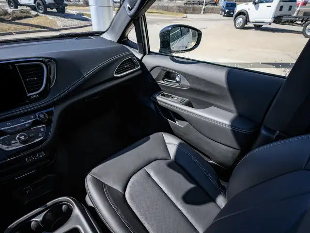 2025 Chrysler Pacifica Select in Cars & Trucks in Barrie - Image 28