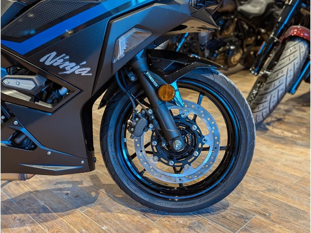 2025 Kawasaki Ninja 500 SE // Metallic Flat Spark Black/Metallic in Sport Bikes in Winnipeg - Image 4
