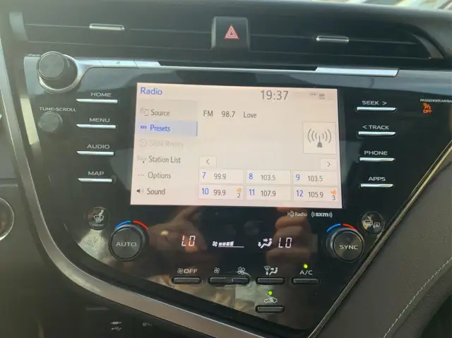 2019 Toyota Camry SE SE 2.5L in Cars & Trucks in City of Toronto - Image 17