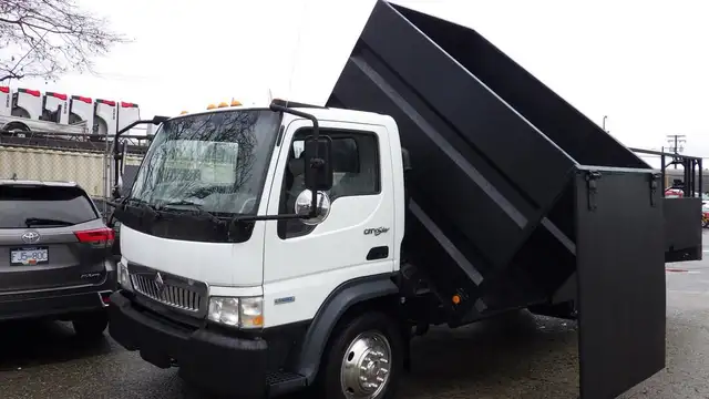 2009 international CF 600 City Star Side Dump Truck 3 Seater Die in Heavy Trucks in Richmond - Image 23