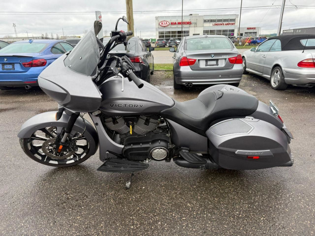 2016 Victory Magnum X-1 STEALTH EDITION, RARE, BIG WHEEL, LIGHT  in Cars & Trucks in London - Image 2
