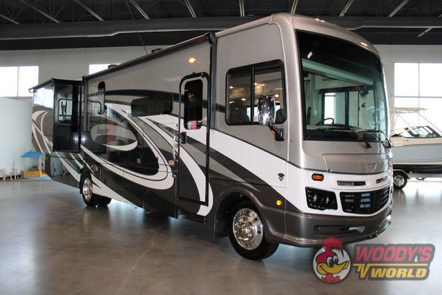 2023 FLEETWOOD BOUNDER 35K in Travel Trailers & Campers in Abbotsford - Image 3