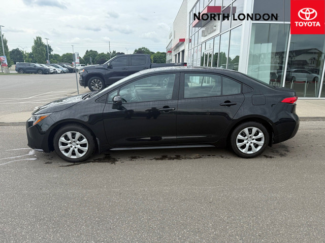 2022 Toyota Corolla LE SUPER LOW KMS - ONE OWNER - CLEAN CARF... in Cars & Trucks in London - Image 2