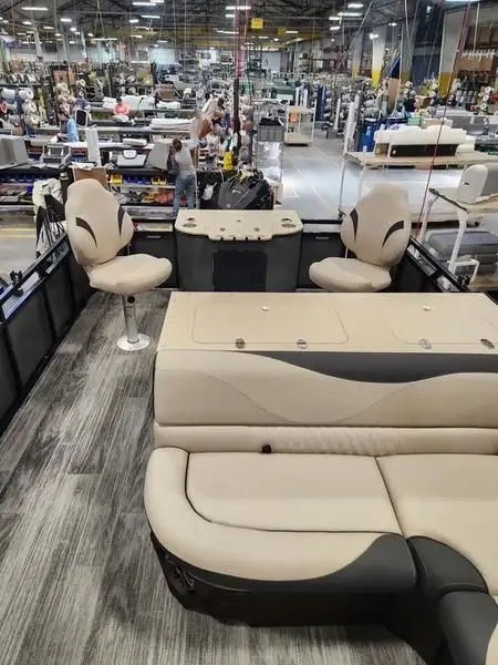 2025 Avalon Pontoons Venture 85 Rear Fish 23 FT in Powerboats & Motorboats in Saskatoon - Image 7