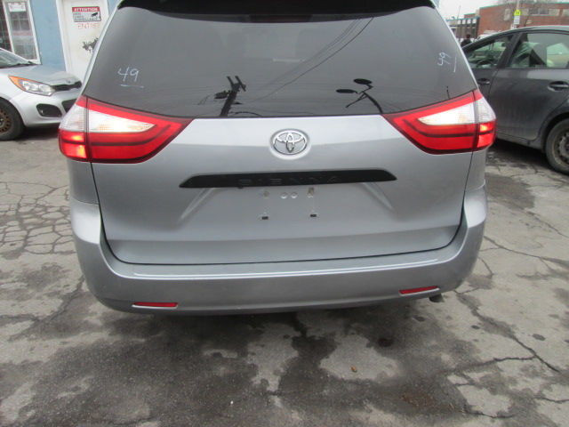 2016 Toyota Sienna LE in Cars & Trucks in City of Montréal - Image 4