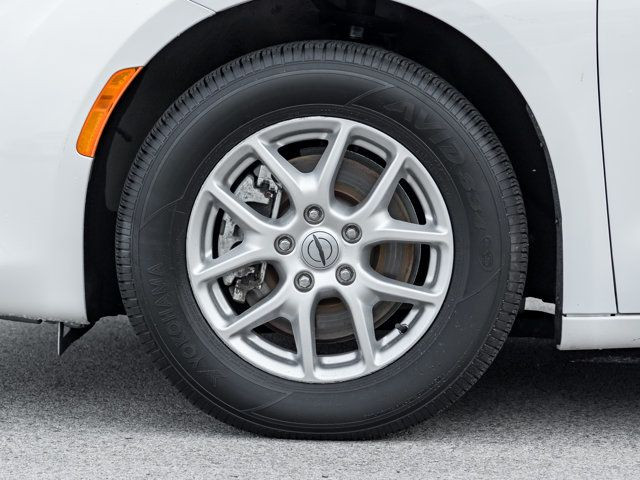 2024 Chrysler Grand Caravan SXT | Clean Carfax | Heated Seats in Cars & Trucks in Hamilton - Image 4