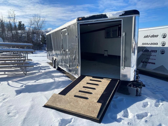 2013 Royal Royal RC 29' Enclosed trailer in Cargo & Utility Trailers in Kitchener / Waterloo - Image 3