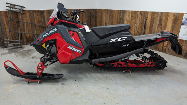 2024 Polaris Industries 650 INDY XC 137 Red/Grey in Snowmobiles in Barrie - Image 2