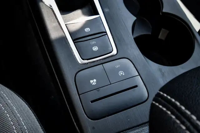 2020 Ford Escape SE • HEATED SEATS • CP/AA • NAV • PARK ASSIST in Cars & Trucks in Kingston - Image 27