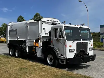 2010 Peterbilt 320 Expert 2000 Tandem Axle Garbage Truck Cummins Diesel with Air Brakes, 10.8L, 6 cy...