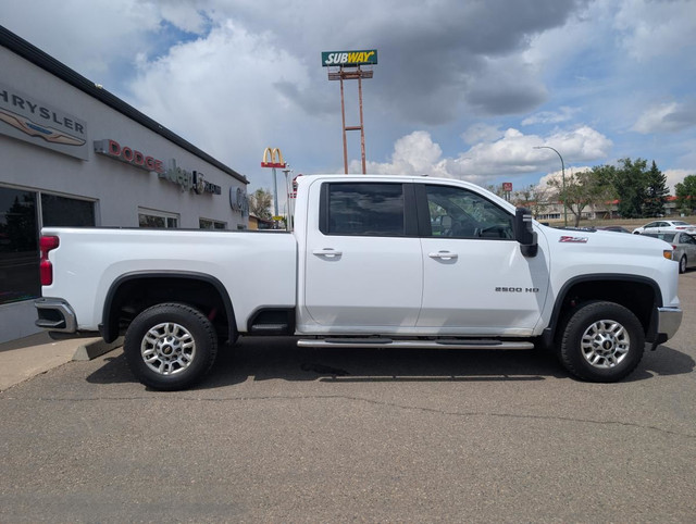 2024 Chevrolet Silverado 2500HD 4WD Crew Cab Standard Box LT for in Cars & Trucks in Medicine Hat - Image 4