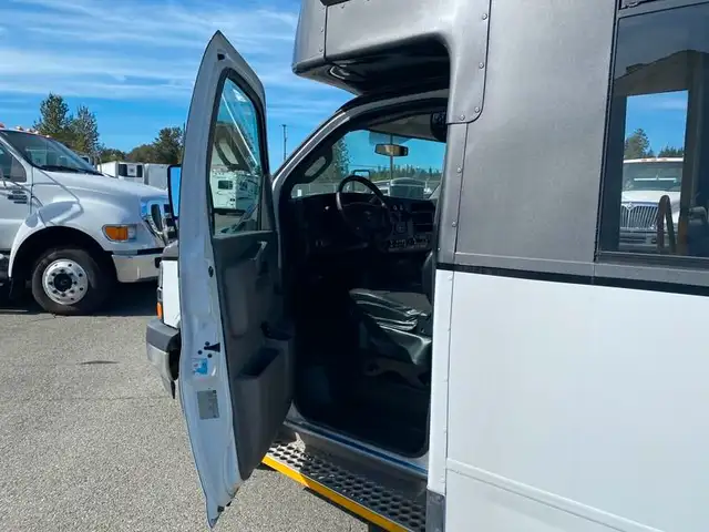 2017 chevrolet Express G4500 21 Passenger Bus With Wheelchair Ac in Heavy Trucks in Richmond - Image 13