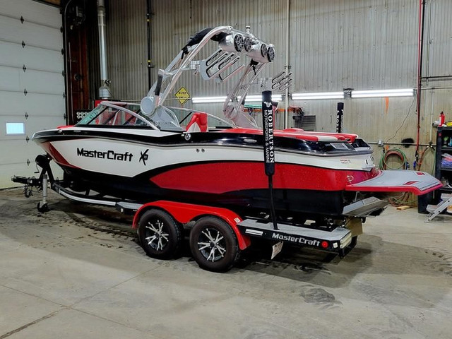2016 MasterCraft X10 - $15,000 SAVINGS! SPRING FLASH SALE! in Powerboats & Motorboats in Medicine Hat - Image 2