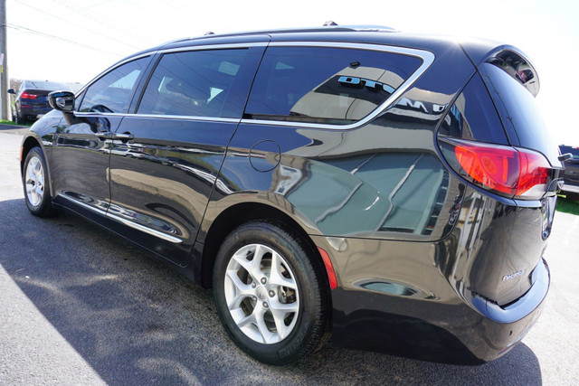 2017 Chrysler Pacifica in Cars & Trucks in Oakville / Halton Region - Image 4