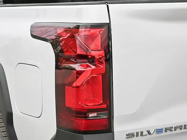 2024 Chevrolet Silverado EV 4WT in Cars & Trucks in City of Montréal - Image 12