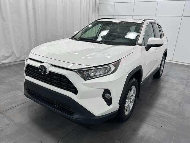2020 Toyota RAV4 XLE AWD - TOIT OUVRANT - MAGS - VOLANT CHAUFFAN in Cars & Trucks in Québec City - Image 3