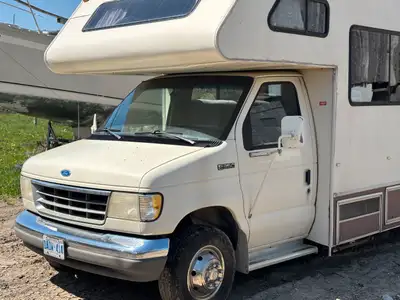 1992 Ford E350 Motorhome 197,471 KM Am/FM/CD, Kitchen amenities include Sink, Stove, Fridge, Fully f...
