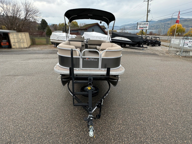 2025 Sun Tracker Party Barge 18 DLX, Mercury 60 4Stroke CT -pont in Powerboats & Motorboats in Calgary - Image 2