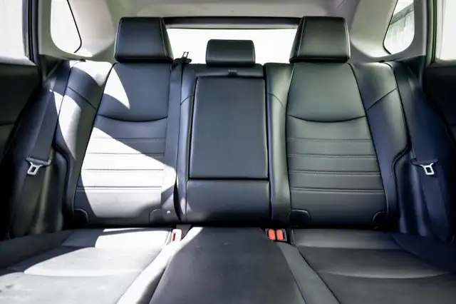 2022 Toyota RAV4 XLE • SUNROOF • HEATED SEATS • POWER LIFTGATE dans Autos et camions dans Cornwall - Image 32