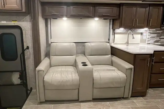 2022 Thor Miramar 35.2 – Pre-Owned Class A Motorhome.  in RVs & Motorhomes in Red Deer - Image 25