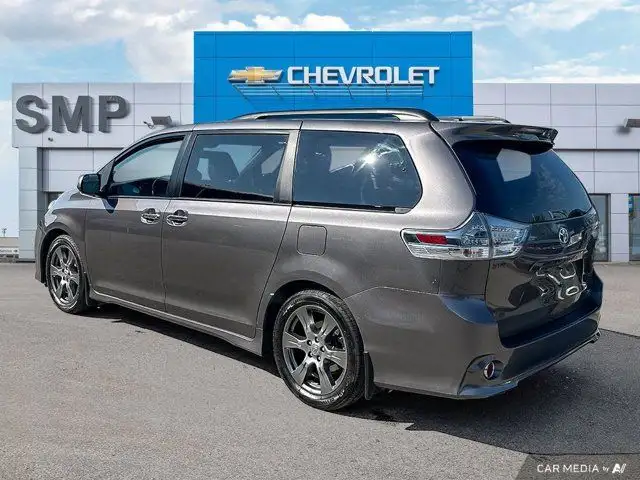 2017 Toyota Sienna SE | Leather | Power Sliding Doors | Back Up in Cars & Trucks in Saskatoon - Image 5