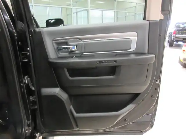 RAM 1500 CLASSIC 2022 SLT V8 5.7L HEMI 4X4 CREW-CAB BOITE 6'4" T in Cars & Trucks in Lévis - Image 18