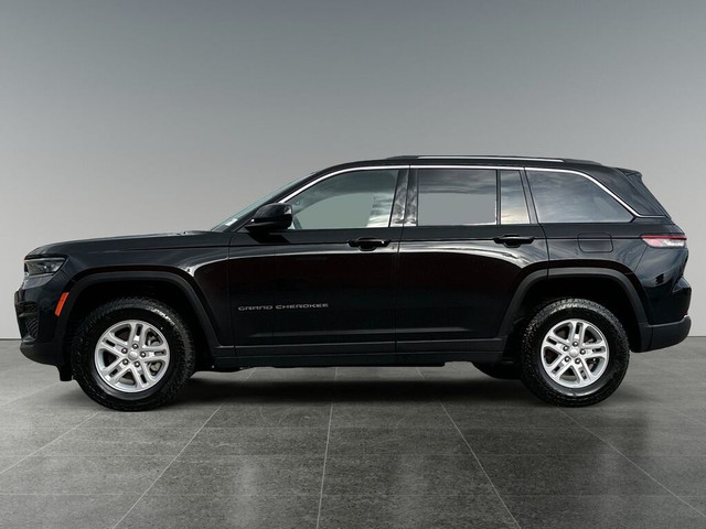 2023 Jeep Grand Cherokee Laredo 4x4 in Cars & Trucks in Calgary - Image 2
