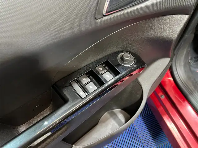 2017 Chevrolet Sonic in Cars & Trucks in Ottawa - Image 11