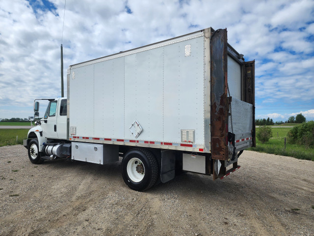 2016 INTERNATIONAL 4300 EXT CAB **** CUMMINS ISB ENGINE**** in Heavy Trucks in Calgary - Image 3