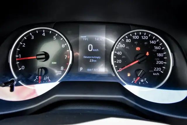 2022 Toyota RAV4 XLE • SUNROOF • HEATED SEATS • POWER LIFTGATE dans Autos et camions dans Cornwall - Image 19