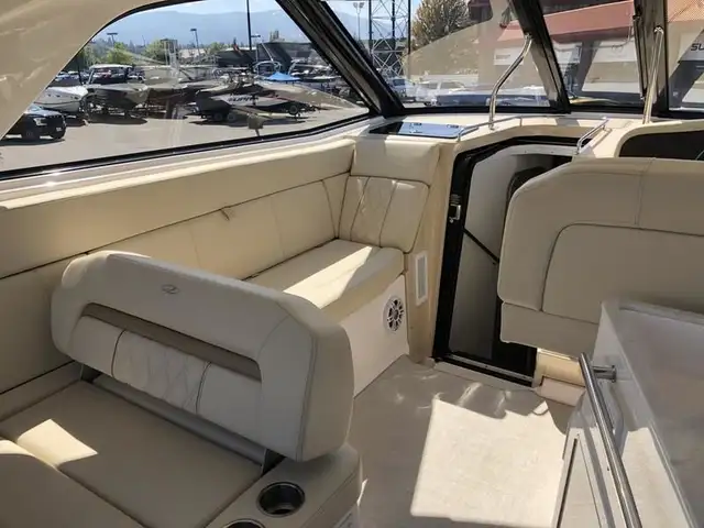 2020 Regal 35 Sport Coupe in Powerboats & Motorboats in Saskatoon - Image 8