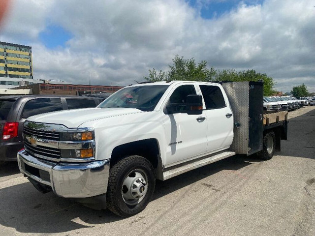 2017 Chevrolet SILVERADO 3500HD LT Dually Crew Cab Flat Bed RWD in Cars & Trucks in City of Toronto - Image 3