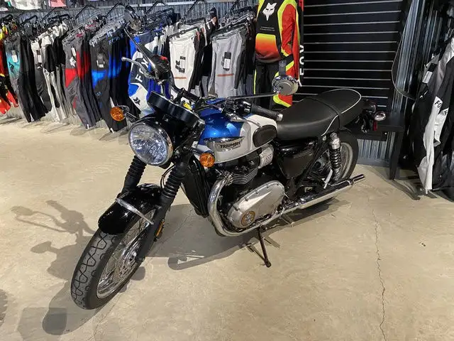2019 Triumph Bonneville T100 Black Jet Black in Street, Cruisers & Choppers in Moncton - Image 3