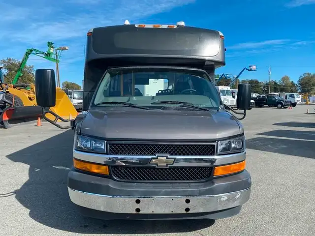 2017 chevrolet Express G4500 21 Passenger Bus With Wheelchair Ac in Heavy Trucks in Richmond - Image 8
