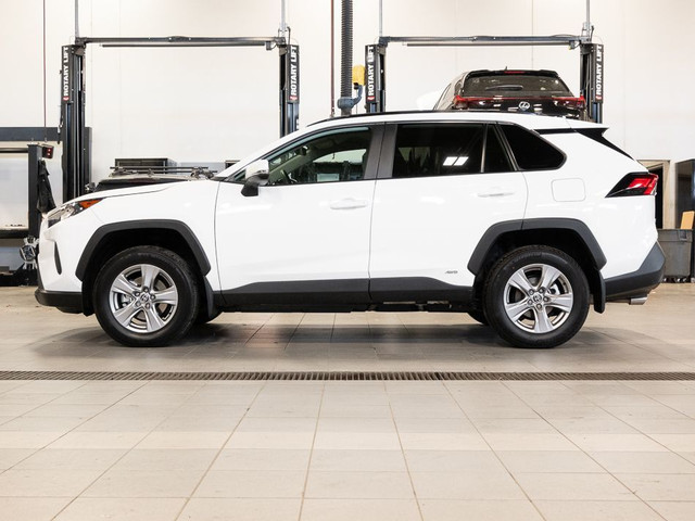 2022 Toyota RAV4 Hybrid LE AWD in Cars & Trucks in Kelowna - Image 2