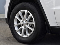 Get behind the wheel of the 2015 Jeep Grand Cherokee Laredo 4 4 in an elegant white finish, perfect... (image 8)