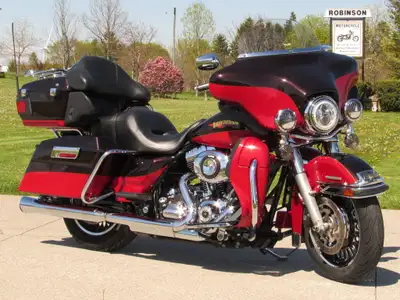 This 2010 Ultra LIMITED 103 is a Sharp Harley and a Hell of a Value! Lowered and sits nice and low,...
