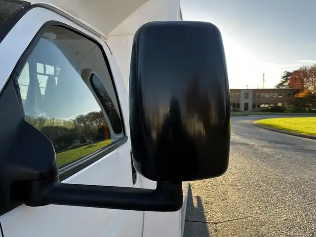 2017 chevrolet Express G4500 22 Passenger with Wheelchair Ramp O in Heavy Trucks in Richmond - Image 25