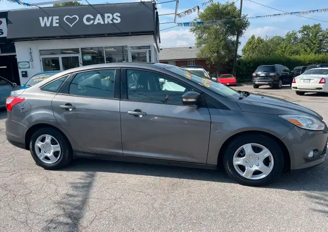 2012 Ford Focus SE SEDAN PWR GROUP AIR CO 2 SET WHEELS....LOW KM in Cars & Trucks in City of Toronto - Image 7