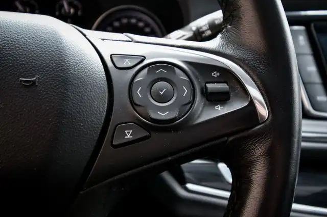 2021 Buick Enclave Premium - Cooled Seats - Leather Seats in Cars & Trucks in Ottawa - Image 21