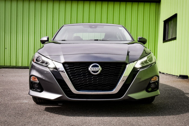 2022 Nissan Altima Platinum • SUNROOF • NAV • HEATED LEATHER • 3 in Cars & Trucks in Cornwall - Image 4