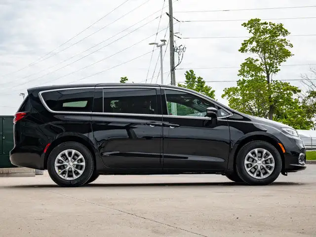 2025 Chrysler Pacifica Select in Cars & Trucks in Barrie - Image 10