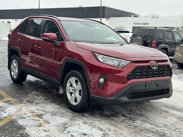  2021 Toyota RAV4 XLE w/ AWD / SUNROOF / LOW KMS in Cars & Trucks in Calgary - Image 2