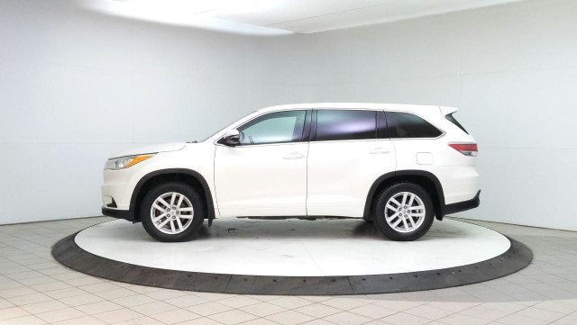 2014 Toyota Highlander LE in Cars & Trucks in Lethbridge - Image 2