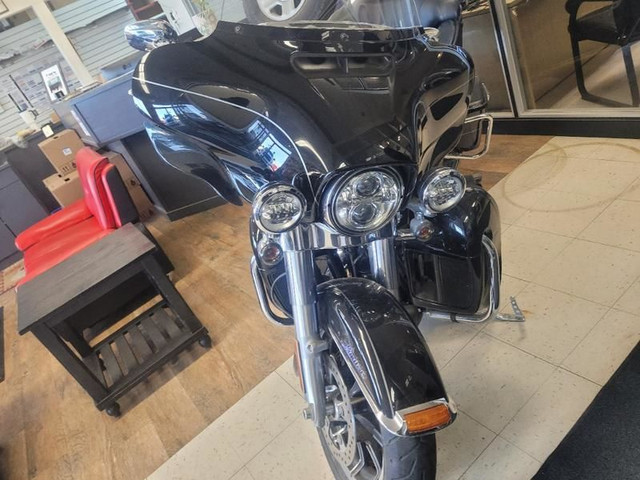 2017 Harley-Davidson FXDG ULTRA LIMITED LOW in Cars & Trucks in Lethbridge - Image 2