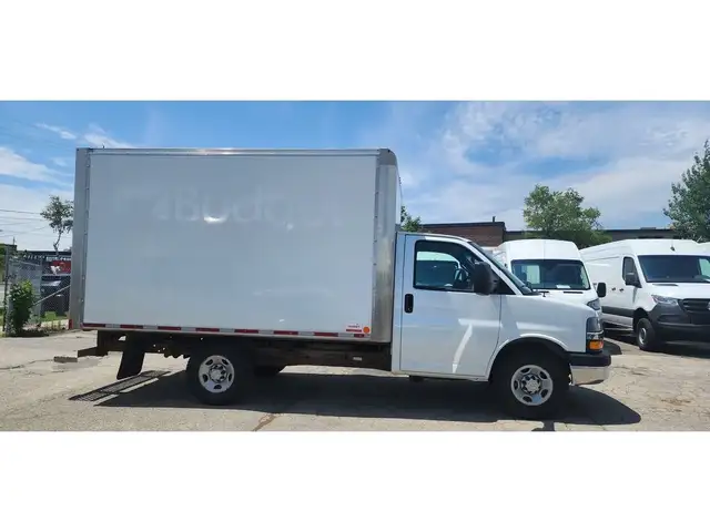 2020 GMC Savana Van G3500 - 12Ft Box - 6.0LV8 Gasoline - Pull Ou in Cars & Trucks in City of Toronto - Image 3