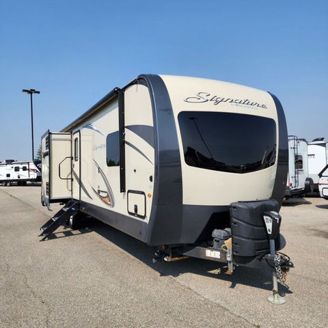 2019 Forest River Rockwood Signature Ultra Lite 8327SS in Travel Trailers & Campers in Calgary