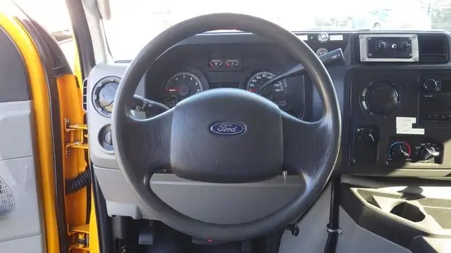 2015 ford Econoline E-450 Cube Van With Bucket in Heavy Trucks in Richmond - Image 28