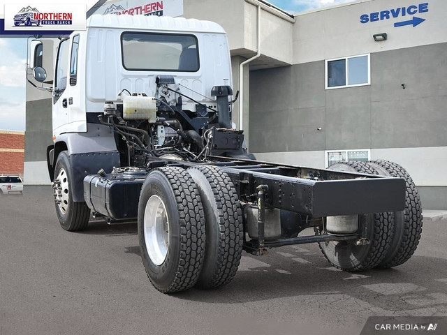 2008 GMC T7500 Diesel Dually Air Ride Cab And Chassis in Cars & Trucks in Edmonton - Image 4
